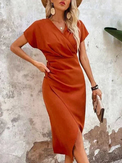 "Elegante cross-over midi jurk met v-hals, zachte stof en stijlvolle twist, voorkant zicht voor vrouwelijke gelegenheden."