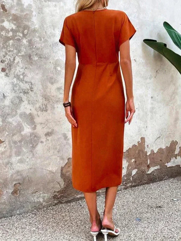"Elegante cross-over midi jurk met v-hals, zachte stof en stijlvolle twist, voorkant zicht voor vrouwelijke gelegenheden."