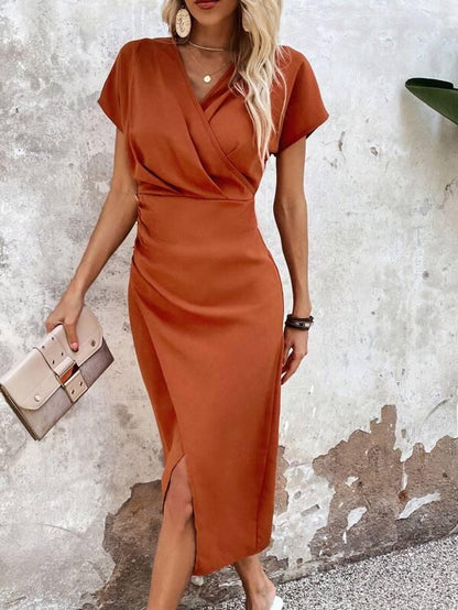 "Elegante cross-over midi jurk met v-hals, zachte stof en stijlvolle twist, voorkant zicht voor vrouwelijke gelegenheden."