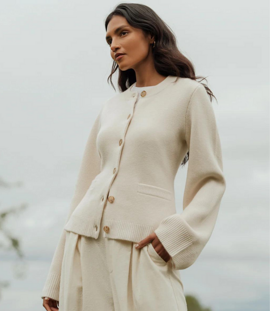 Elegante dames cardigan met ronde hals en knoopdetails. Zacht breisel, tijdloze stijl. Geschikt voor elke gelegenheid.
