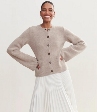 Elegante dames cardigan met ronde hals en knoopdetails. Zacht breisel, tijdloze stijl. Geschikt voor elke gelegenheid.