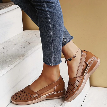 "Elegante dames instapschoenen met subtiele metallic glans, elastische sluiting en lichtgewicht sleehak voor comfort."