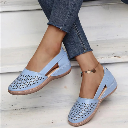 "Elegante dames instapschoenen met subtiele metallic glans, elastische sluiting en lichtgewicht sleehak voor comfort."