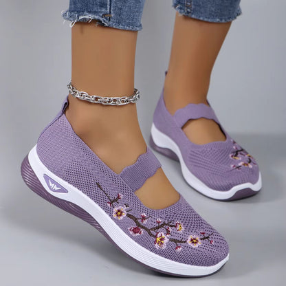 Elegante dames instapsneakers met bloemdessin en ademend bovenwerk. Orthopedisch comfort. Perfect voor dagelijks gebruik.