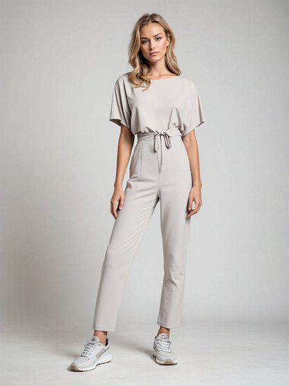 "Elegante dames jumpsuit met brede pijpen, korte mouwen en riem, ideaal voor zowel formele als casual gelegenheden."