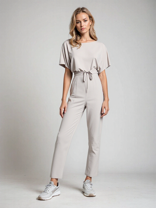 "Elegante dames jumpsuit met brede pijpen, korte mouwen en riem, ideaal voor zowel formele als casual gelegenheden."
