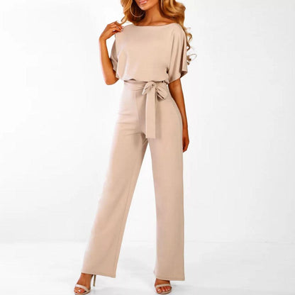 "Elegante dames jumpsuit met brede pijpen, korte mouwen en riem, ideaal voor zowel formele als casual gelegenheden."