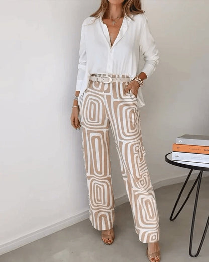 "Elegante dames set met geometrische print in beige, grijs en oranje; relaxed-fit shirt en broek voor casual en chic events."