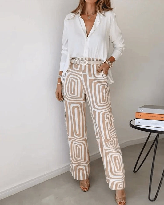 "Elegante dames set met geometrische print in beige, grijs en oranje; relaxed-fit shirt en broek voor casual en chic events."