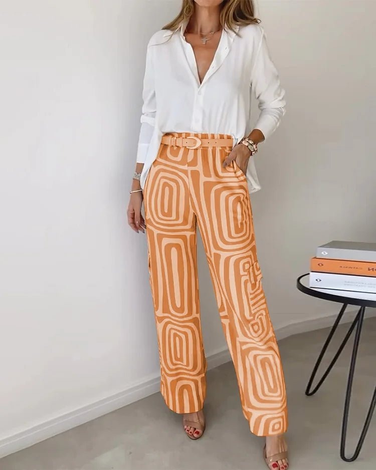 "Elegante dames set met geometrische print in beige, grijs en oranje; relaxed-fit shirt en broek voor casual en chic events."