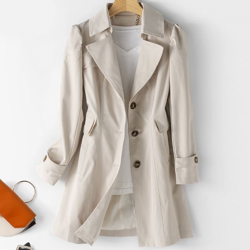 "Elegante dames trenchcoat in beige met klassieke snit, stijlvolle knoopsluiting en zijzakken, ideaal voor elke gelegenheid."