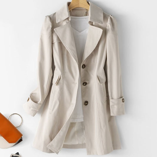 "Elegante dames trenchcoat in beige met klassieke snit, stijlvolle knoopsluiting en zijzakken, ideaal voor elke gelegenheid."