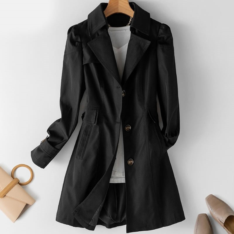 "Elegante dames trenchcoat in beige met klassieke snit, stijlvolle knoopsluiting en zijzakken, ideaal voor elke gelegenheid."
