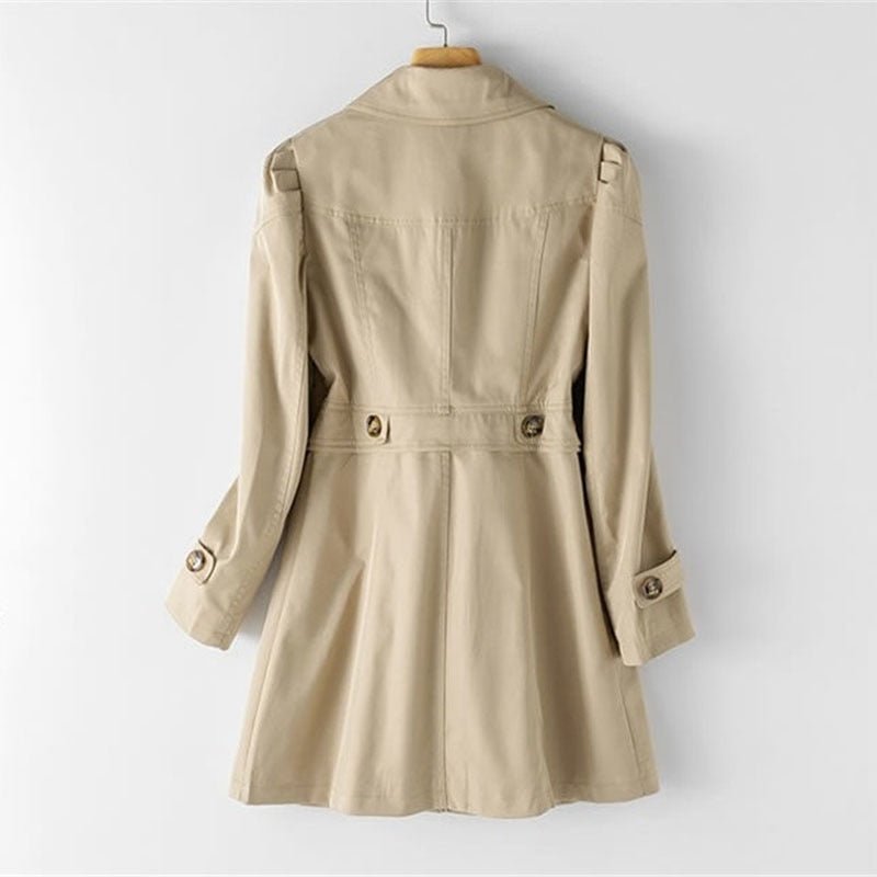 "Elegante dames trenchcoat in beige met klassieke snit, stijlvolle knoopsluiting en zijzakken, ideaal voor elke gelegenheid."