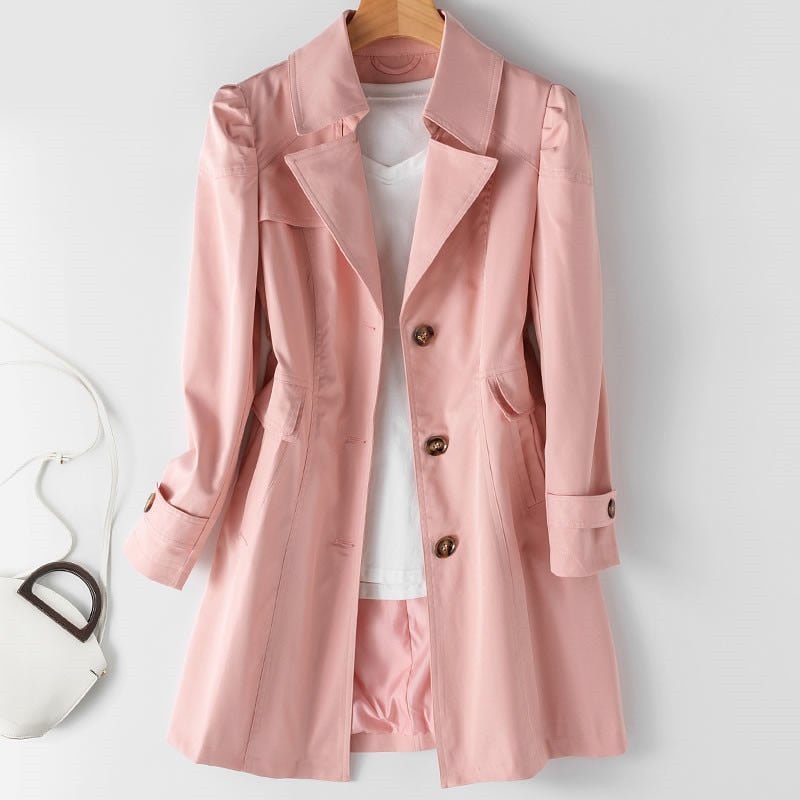 "Elegante dames trenchcoat in beige met klassieke snit, stijlvolle knoopsluiting en zijzakken, ideaal voor elke gelegenheid."