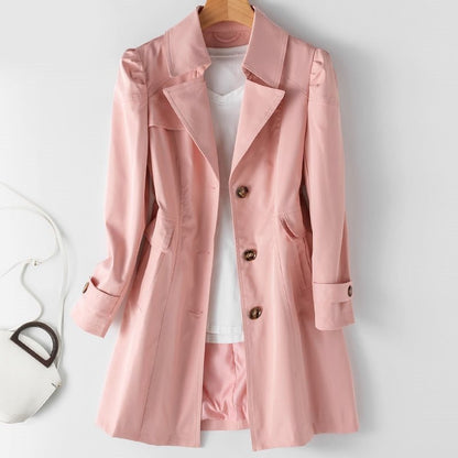 "Elegante dames trenchcoat in beige met klassieke snit, stijlvolle knoopsluiting en zijzakken, ideaal voor elke gelegenheid."