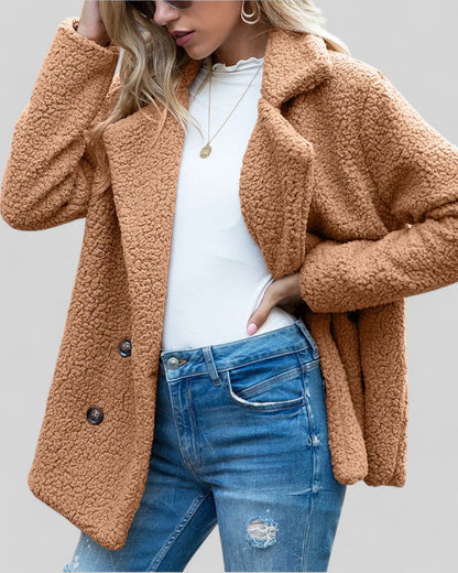 "Elegante damesjas Genevieve, zacht en tijdloos design, diverse kleuren, geschikt voor casual en formele gelegenheden."