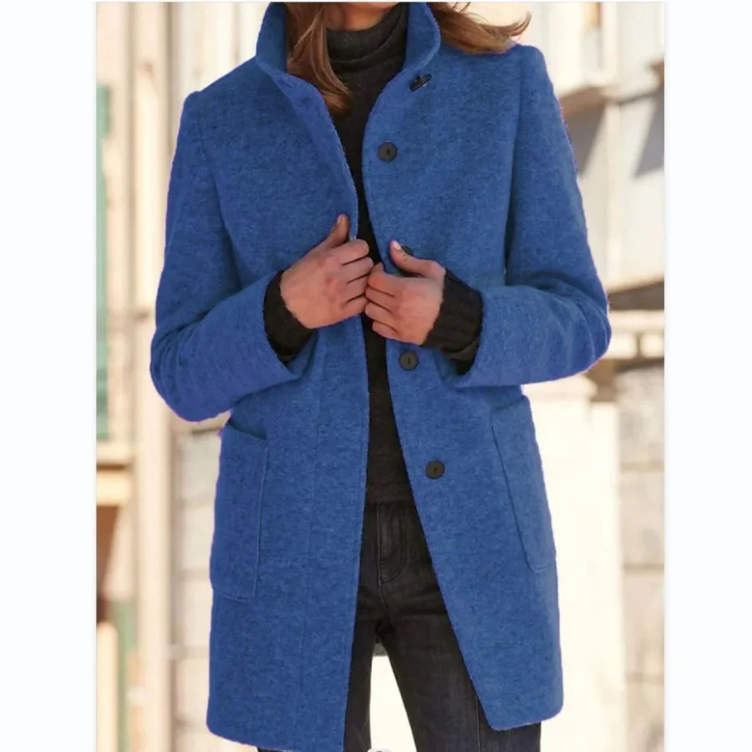 "Elegante damesmantel winddicht met opstaande kraag, zijaanzicht, stijlvolle snit voor herfst en winter."