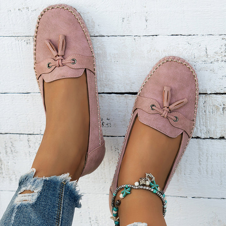 Klassieke dames mocassins in marineblauw, comfortabele instappers, tijdloze stijl.