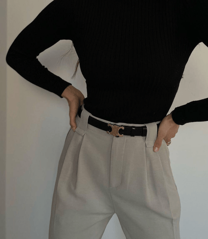 "Elegante damesriem met verstelbare gouden gesp, luxe ontwerp voor moderne vrouwen, perfect als stijlvol accessoire."