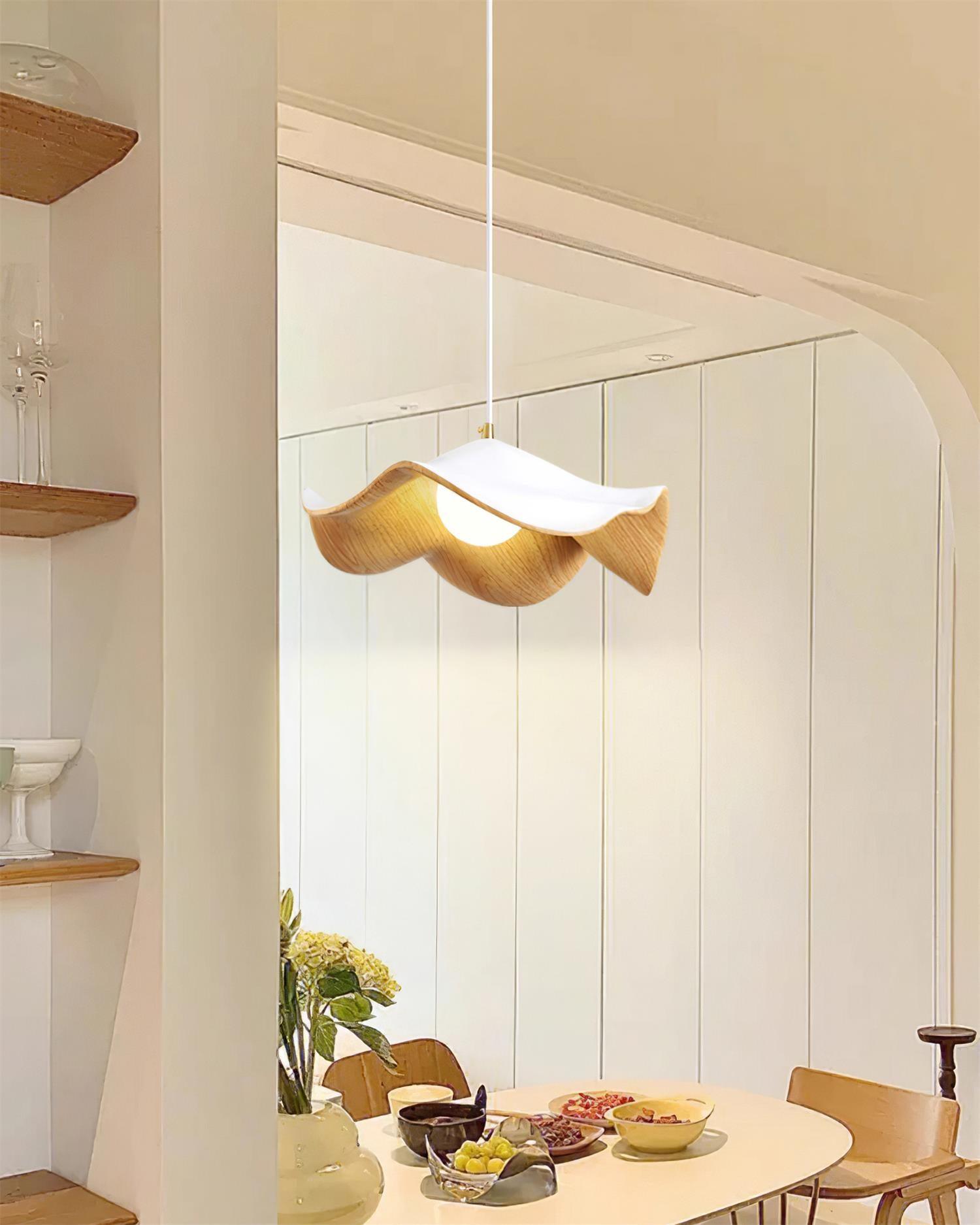 "Elegante ElementBois hanglamp van hout en hars met lotus ontwerp, straalt warme verlichting uit, ideaal voor elke ruimte."
