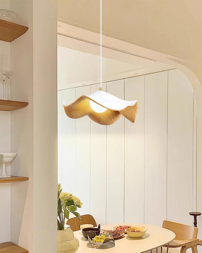 "Elegante ElementBois hanglamp van hout en hars met lotus ontwerp, straalt warme verlichting uit, ideaal voor elke ruimte."