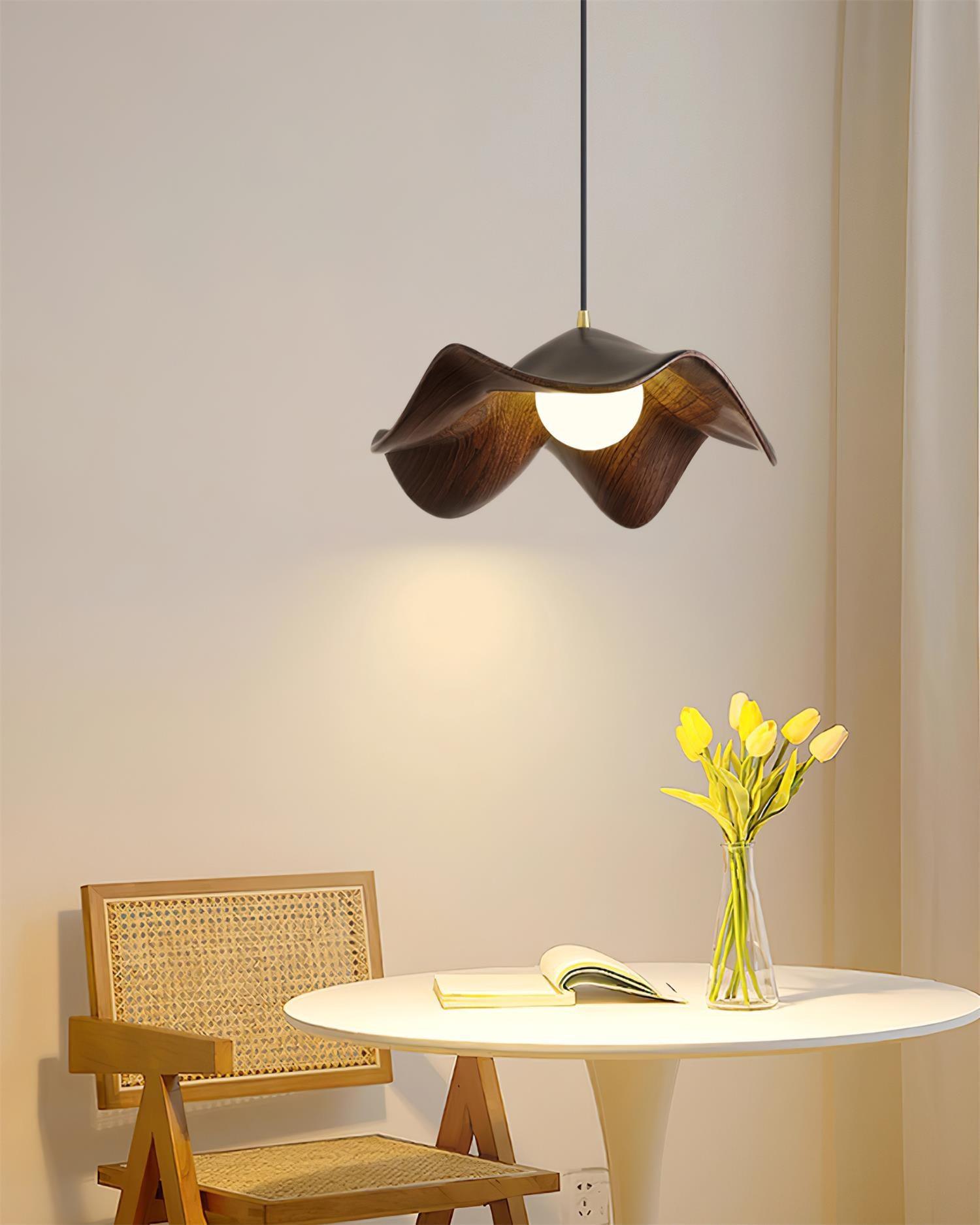 "Elegante ElementBois hanglamp van hout en hars met lotus ontwerp, straalt warme verlichting uit, ideaal voor elke ruimte."
