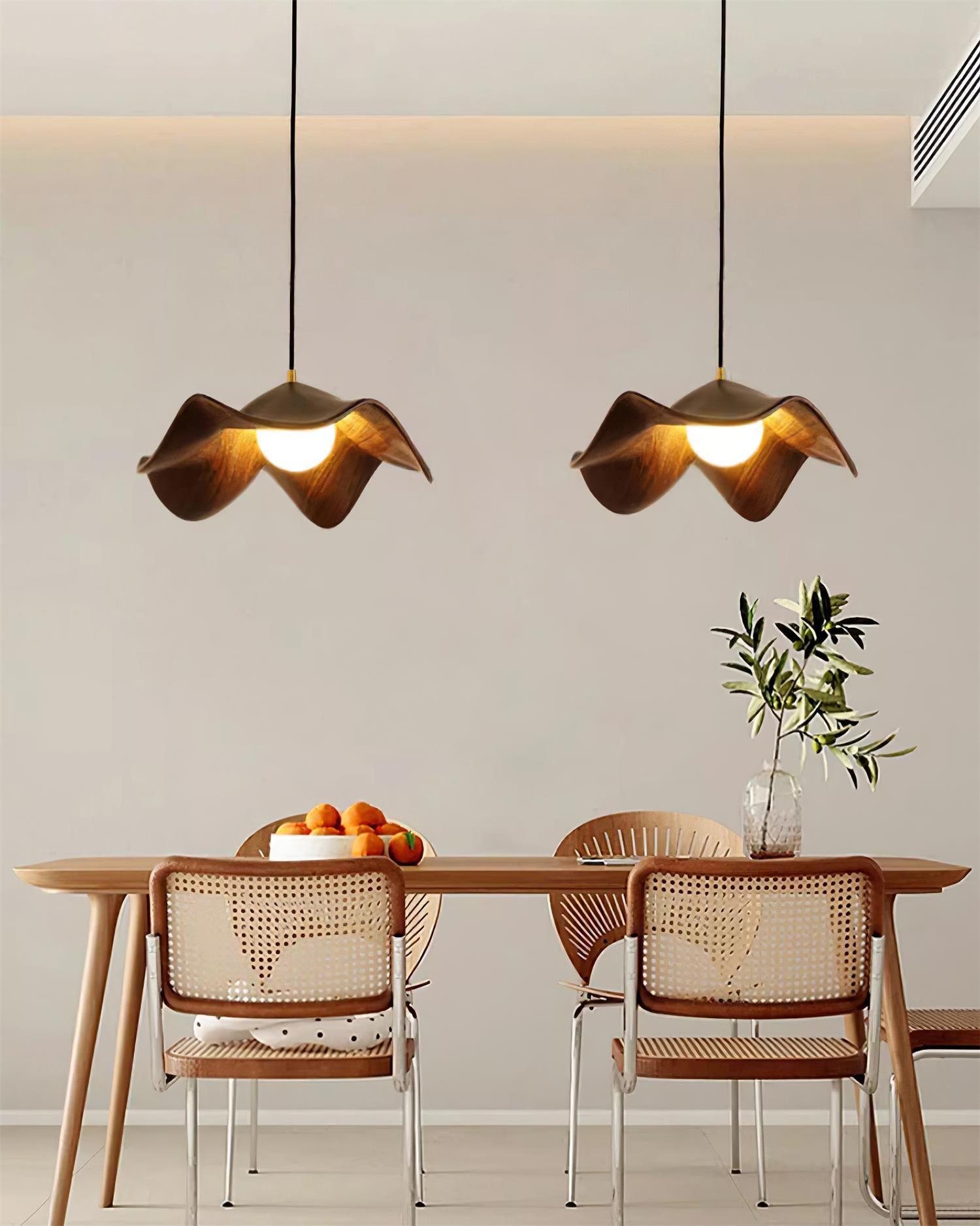 "Elegante ElementBois hanglamp van hout en hars met lotus ontwerp, straalt warme verlichting uit, ideaal voor elke ruimte."