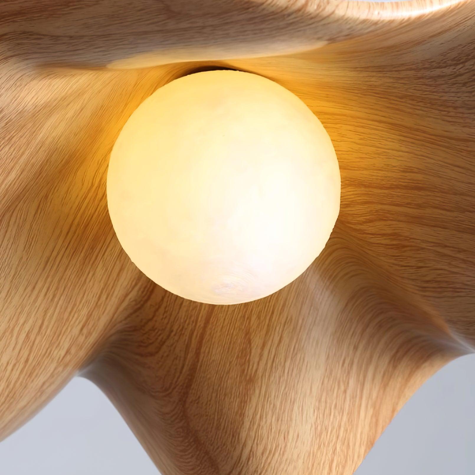 "Elegante ElementBois hanglamp van hout en hars met lotus ontwerp, straalt warme verlichting uit, ideaal voor elke ruimte."