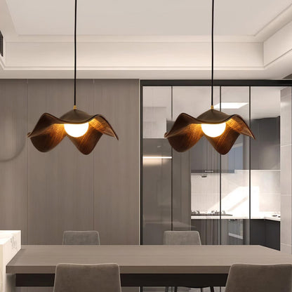 "Elegante ElementBois hanglamp van hout en hars met lotus ontwerp, straalt warme verlichting uit, ideaal voor elke ruimte."