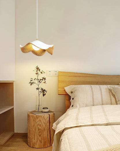 "Elegante ElementBois hanglamp van hout en hars met lotus ontwerp, straalt warme verlichting uit, ideaal voor elke ruimte."