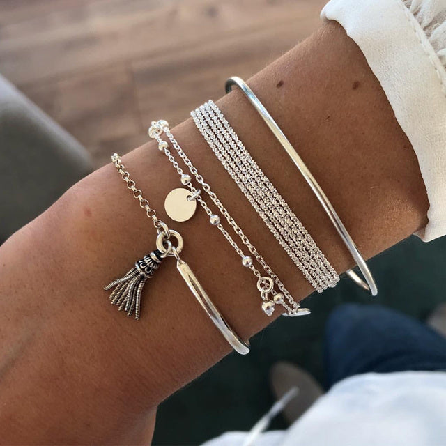 "Elegante gelaagde zilveren armbandenset met verfijnd ontwerp; chique, tijdloos accessoire voor vrouwen."