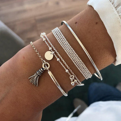 "Elegante gelaagde zilveren armbandenset met verfijnd ontwerp; chique, tijdloos accessoire voor vrouwen."