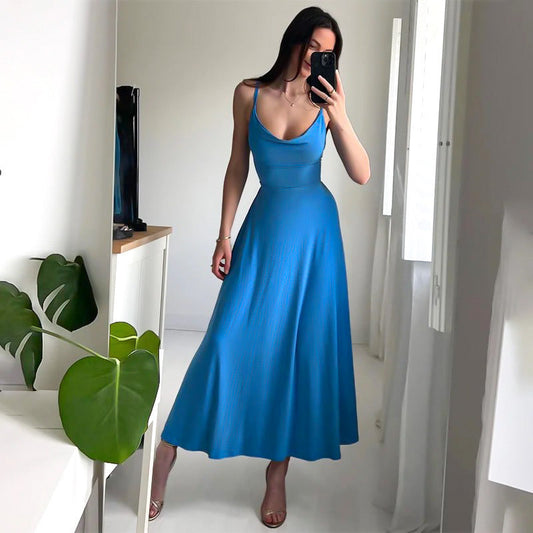 "Elegante getailleerde maxi-jurk van gerecycled polyester met V-hals en hoge taille, ideaal voor elke gelegenheid."