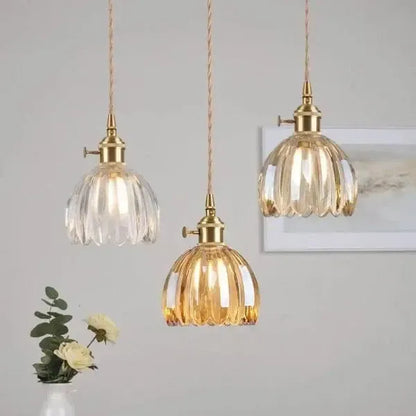 "Elegante glazen bloemvormige hanglamp met modern design en sfeervol licht, E27 fitting, in amberkleur."