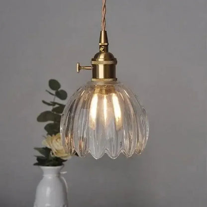 "Elegante glazen bloemvormige hanglamp met modern design en sfeervol licht, E27 fitting, in amberkleur."