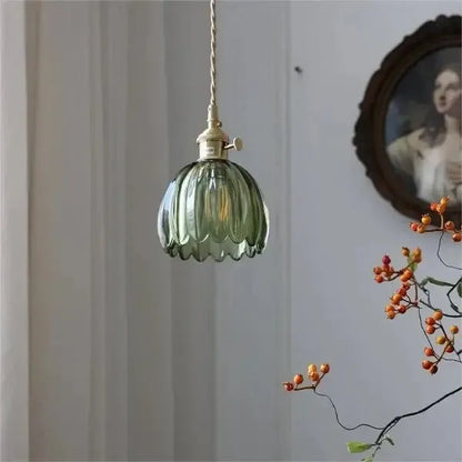"Elegante glazen bloemvormige hanglamp met modern design en sfeervol licht, E27 fitting, in amberkleur."