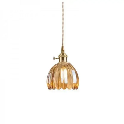 "Elegante glazen bloemvormige hanglamp met modern design en sfeervol licht, E27 fitting, in amberkleur."