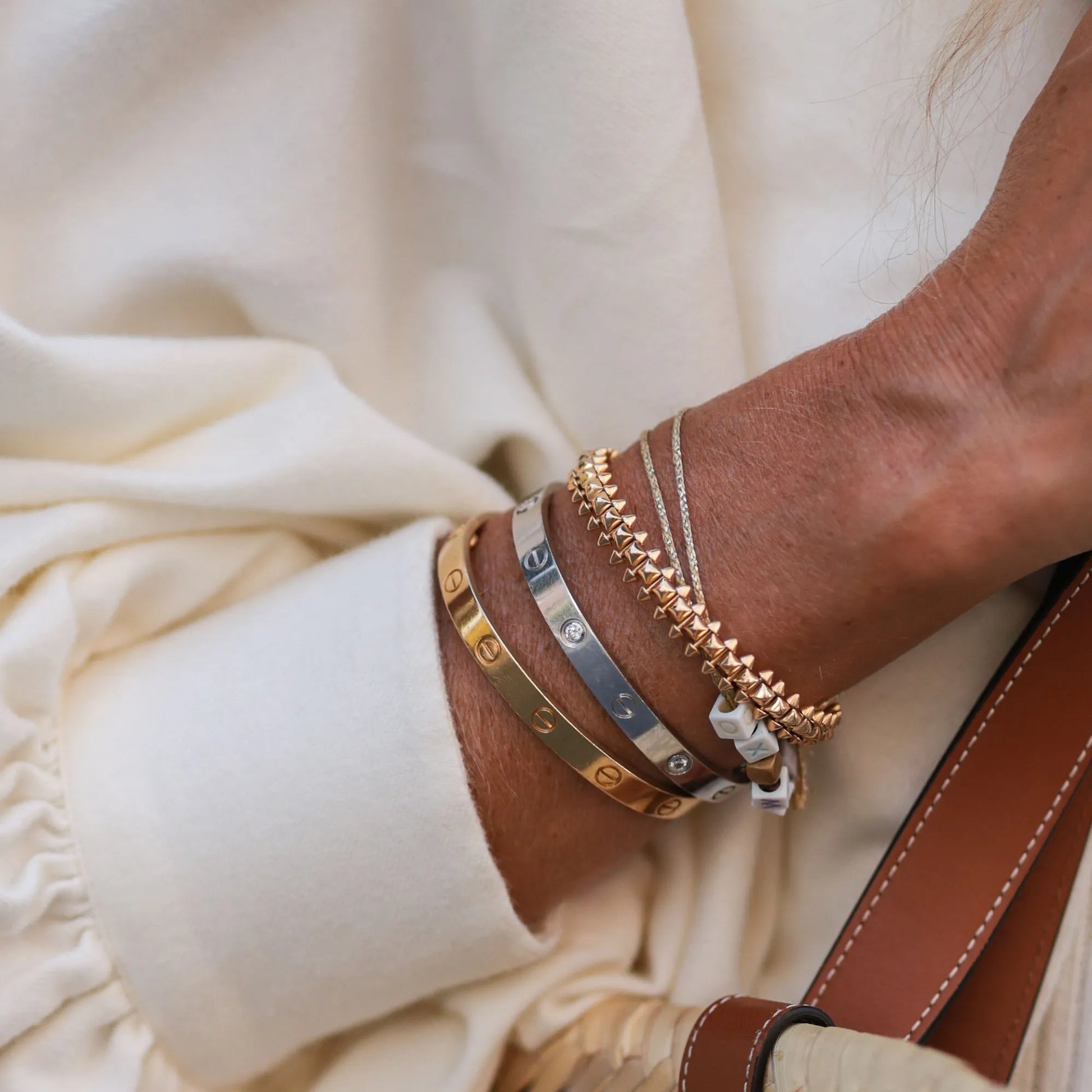 "Elegante gouden armband met tijdloos design en schroefdetails, een verfijnd en luxueus accessoire voor elke gelegenheid."