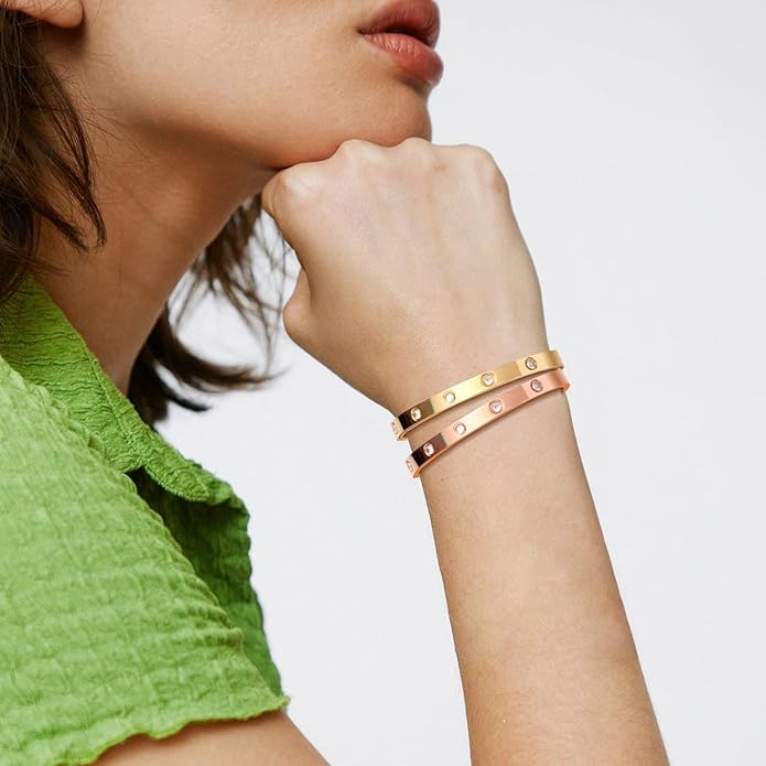 Tijdloze damesarmband in roségoud, een chic sieraad dat elegantie en klasse uitstraalt.