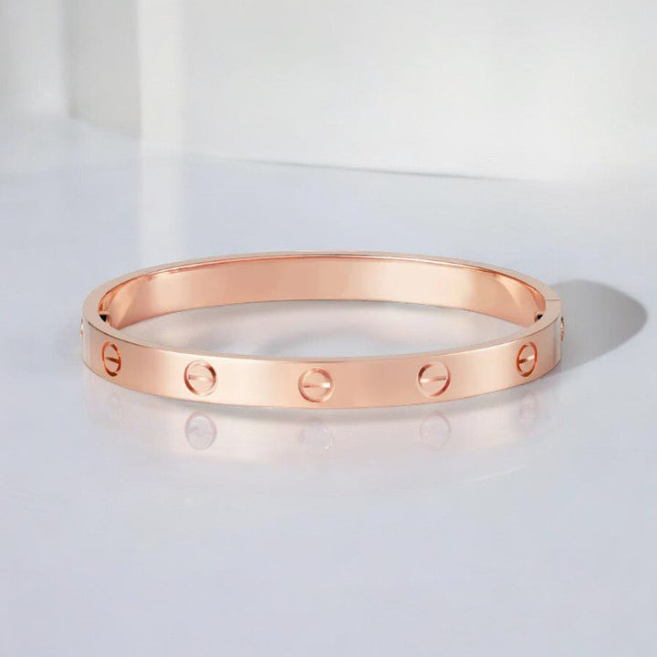 Prachtige dames sieraad: een gouden armband met delicate details voor een elegante look.