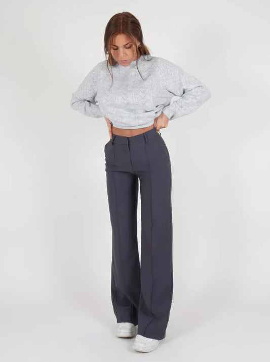 "Elegante grijze damesbroek met slim-fit en wijde pijpen van duurzame polyester voor zowel casual als formele looks."