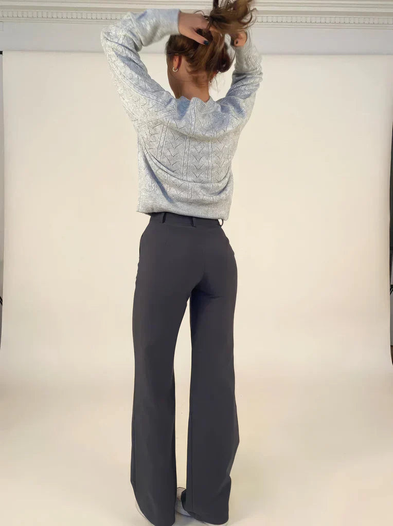 "Elegante grijze damesbroek met slim-fit en wijde pijpen van duurzame polyester voor zowel casual als formele looks."