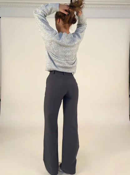 "Elegante grijze damesbroek met slim-fit en wijde pijpen van duurzame polyester voor zowel casual als formele looks."