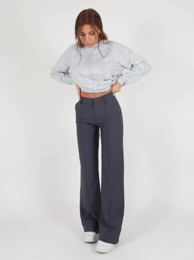 "Elegante grijze damesbroek met slim-fit en wijde pijpen van duurzame polyester voor zowel casual als formele looks."
