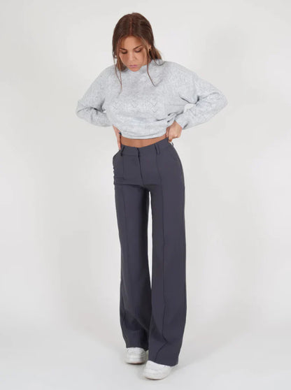"Elegante grijze damesbroek met slim-fit en wijde pijpen van duurzame polyester voor zowel casual als formele looks."