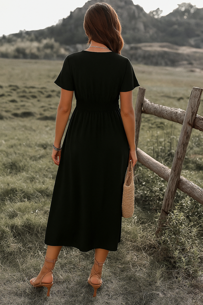 "Elegante groene maxi-jurk met V-hals en elastische taille voor stijlvolle vrouwen, perfect voor elke gelegenheid."