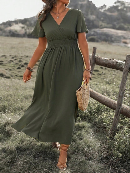 "Elegante groene maxi-jurk met V-hals en elastische taille voor stijlvolle vrouwen, perfect voor elke gelegenheid."