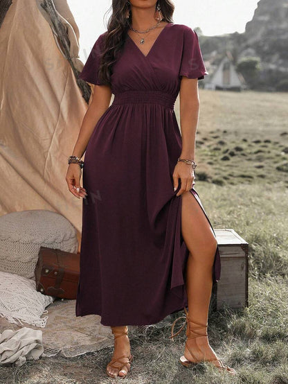 "Elegante groene maxi-jurk met V-hals en elastische taille voor stijlvolle vrouwen, perfect voor elke gelegenheid."