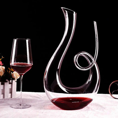 "Elegante handgemaakte wijnkaraf van loodvrij kristal, perfect voor optimale zuurstofvoorziening en smaakontwikkeling."